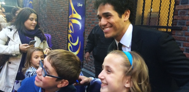 ator-adam-jacobs-que-interpreta-o-protagonista-de-aladdin-faz-fotos-com-criancas-na-saida-do-teatro-1419003799135_615x300