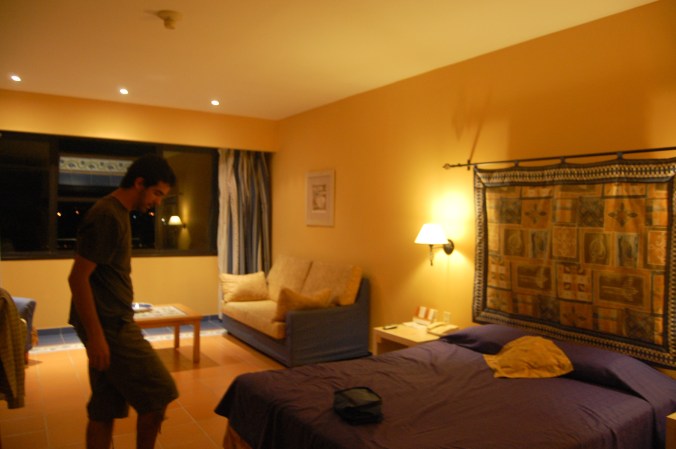 Daniel no quarto do Occidental Miramar. Foto: Débora Costa e Silva