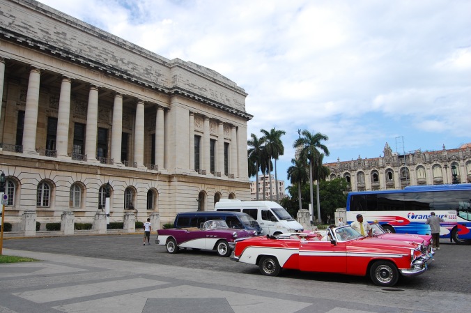 Carros antigos estacionados perto do Capitólio, em Havana Velha. Foto: Débora Costa e Silva