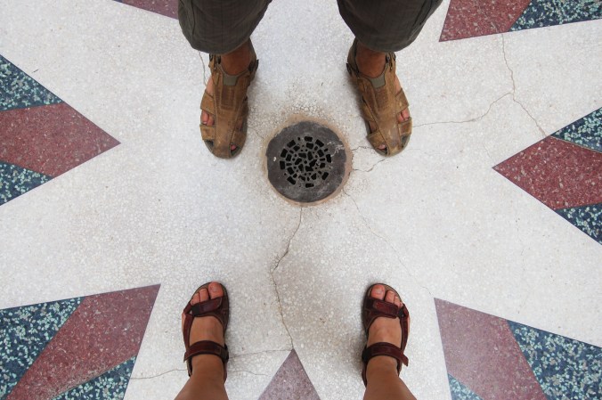 Eu, Daniel e nossas papetes (quase) centralizadas no salão do Museu de la Revolución. Foto: Débora Costa e Silva