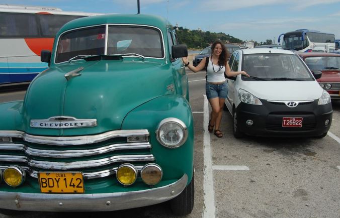 O velho e o novo:  tem carro de tudo quanto é idade em Cuba. Foto: Daniel Ribeiro