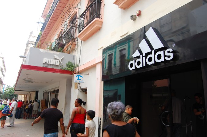 Lojas da Adidas e da Puma no centro de Havana. Foto: Débora Costa e Silva