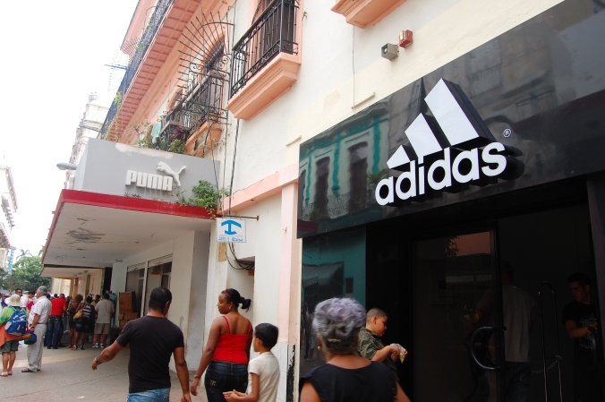 Lojas da Adidas e da Puma no centro de Havana. Foto: Débora Costa e Silva