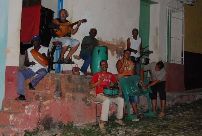 Músicos em cada esquina: um mito real de Cuba. Foto feita em Trinidad