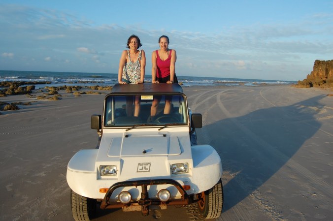 Nós duas no bugue durante o passeio pelas praias próximas a São Miguel do Gostoso (RN). Foto: Arquivo pessoal