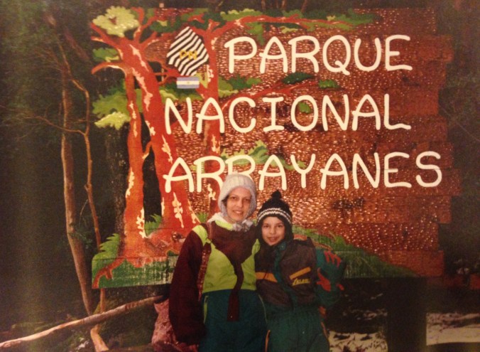 Eu e minha mãe no Parque Nacional Arrayane, em Bariloche. Foto: Arquivo pessoal