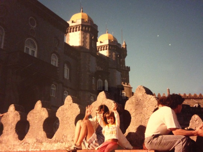 Eu e minha mãe nos divertindo em Portugal. Foto: Arquivo pessoal