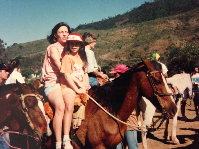 Eu e minha mãe (animadona, como pode-se ver) posando no cavalo. Foto: Arquivo pessoal