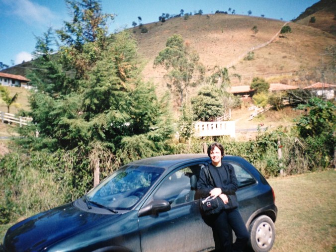Minha mãe e o Corsa verde que tínhamos em algum canto de Santo Antonio do Pinhal (SP), em 2003. Foto: Débora Costa e Silva