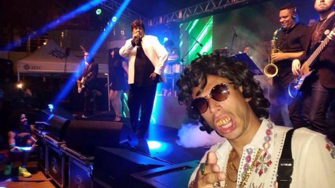 Fausto caracterizado de um de seus personagens e, ao fundo, show do Sidney Magal