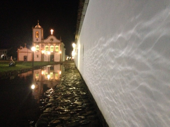 Mas aí encontramos essa igreja e a rua parecia um rio!