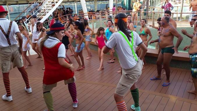 Jacque, de vermelho, dançando e animando a galera do navio