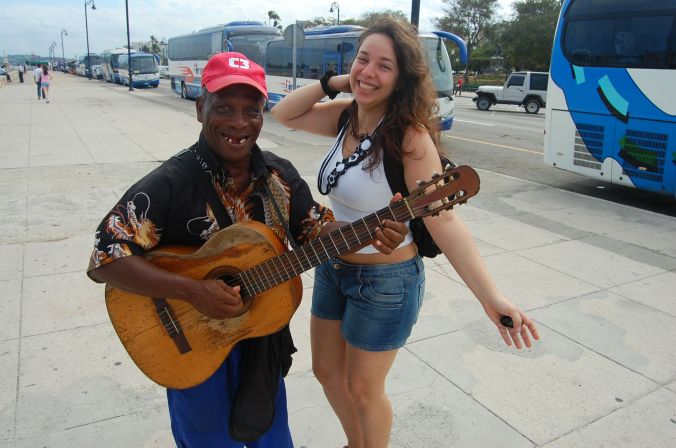 Um clássico de Cuba: músicos de rua que, não contentes em tocar o instrumento, também vão atrás de mulheres turistas entoando canções românticas e elogiosas. O jeito foi dar risada e fazer uma foto, porque o escândalo foi tanto que fiquei com vergonha! Deu vontade de pagar só para ele parar, coitado. Foto: Daniel Ribeiro