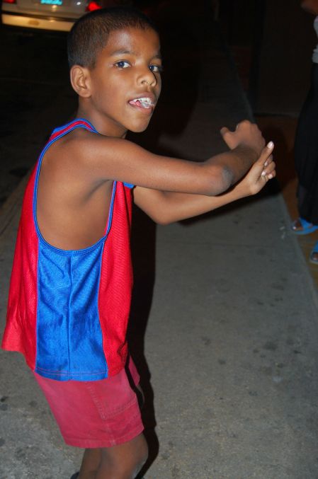 Miguel, de 9 anos, gastou um tempão conversando com a gente, ensinando uns passos de reggaeton e posando para as fotos. Super querido. Foto: Débora Costa e Silva