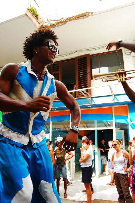 Desfile carnavalesco nas ruas de Havana, com direito a banda de sopro e dançarinos em pernas de pau. Foto: Débora Costa e Silva