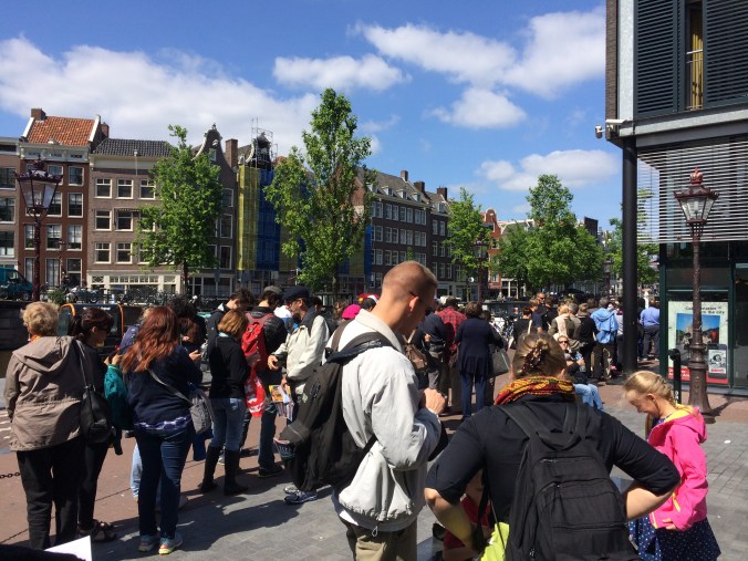 Fila para entrar na Casa-Museu de Anne Frank. Foto: Débora Costa e Silva