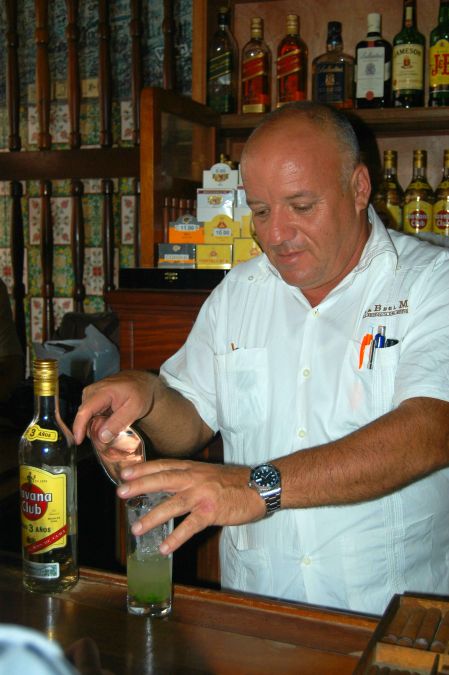 Barman do mítico La Bodeguita del Medio, em Havana, onde dizem ter o melhor mojito da ilha. Foto: Débora Costa e Silva