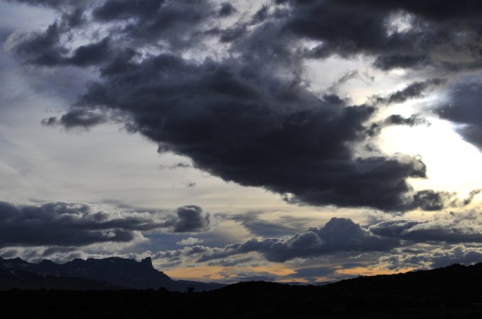 O céu da Patagônia é quase sempre sinistro assim, cheio de nuvens e cores que dão um aspecto sombrio e mágico ao lugar. Foto: Débora Costa e Silva
