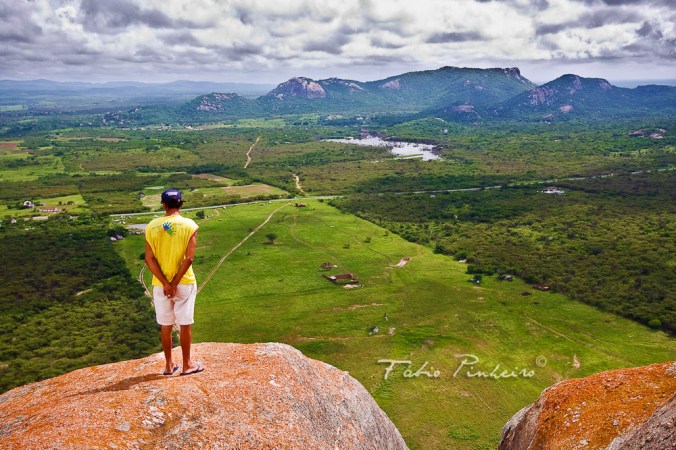 Topo da Pedra da Fé, serra que fica na entrada de Barcelona (RN). Ao fundo se vê a Serra da Arara. Foto: Fabio Pinheiro (Creative Commons)