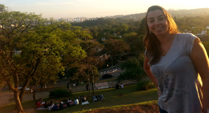 Flávia no seu cantinho especial de São Paulo, a Praça Pôr do Sol (foto: arquivo pessoal)