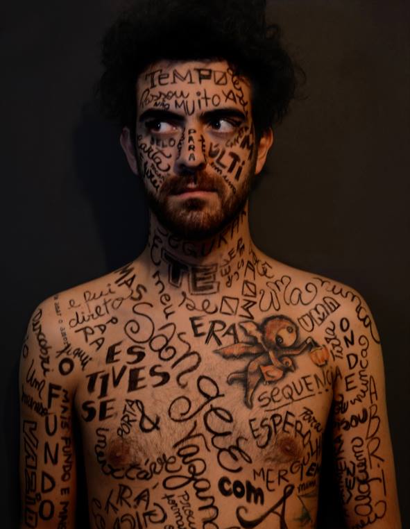 Texto “Selado”, do Daniel Ribeiro, espalhado pelo corpo em trabalho fotográfico/artístico da Mariana Lacanna