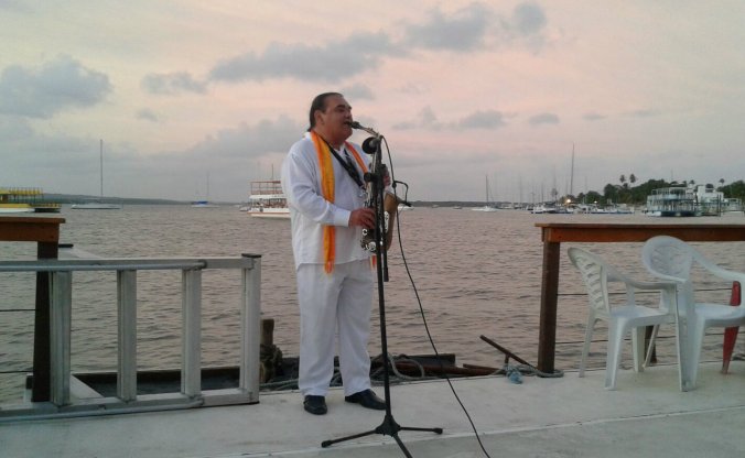 Jurandir do Sax se apresenta no catamarã da Lucky Receptivo na Praia do Jacaré. Foto: Débora Costa e Silva