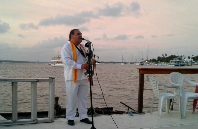 Jurandir do Sax se apresentando no catamarã. Foto: Débora Costa e Silva