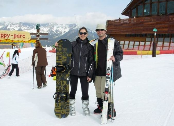 Casal em estação de esqui em Andorra, país europeu localizado entre o nordeste da Espanha e o sudoeste da França. Foto: Arquivo pessoal
