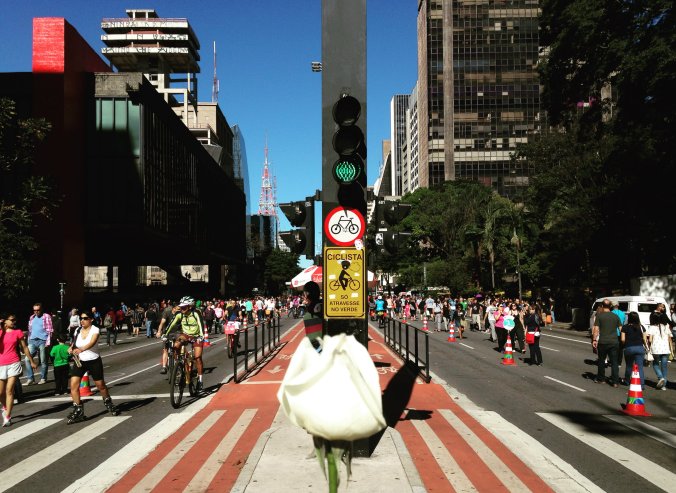 Avenida Paulista aos domingos recebe ciclistas, artistas e cada vez mais moradores que curtem o dia ao ar livre. Foto: Débora Costa e Silva