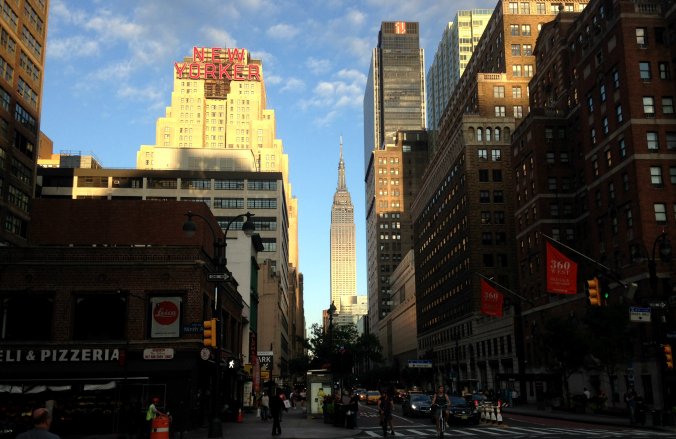 Empire State Building ao lado do letreiro New Yorker. Foto: Débora Costa e Silva