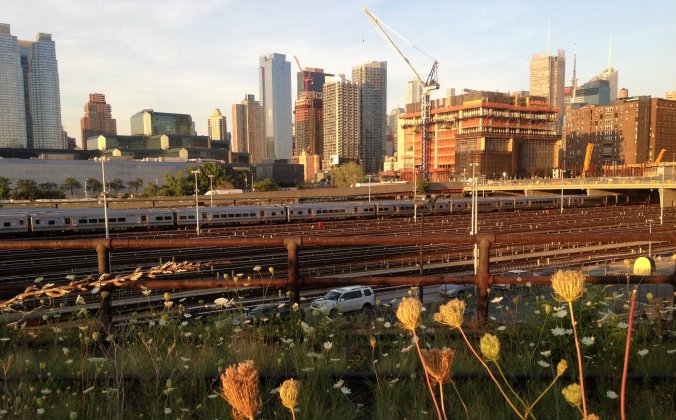 Prédio em construção, linha de trem, carros e vegetação: esse é o visual em uma das pontas do High Line. Foto: Débora Costa e Silva