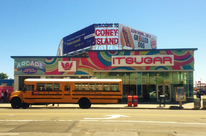 Primeira fachada que vemos ao sair do metrô de Coney Island. Foto: Débora Costa e Silva