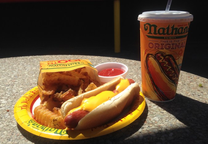 Meu almoço no Nathan's Famous: hot dog com queijo, fritas e refri, mais clássico impossível. Foto: Débora Costa e Silva