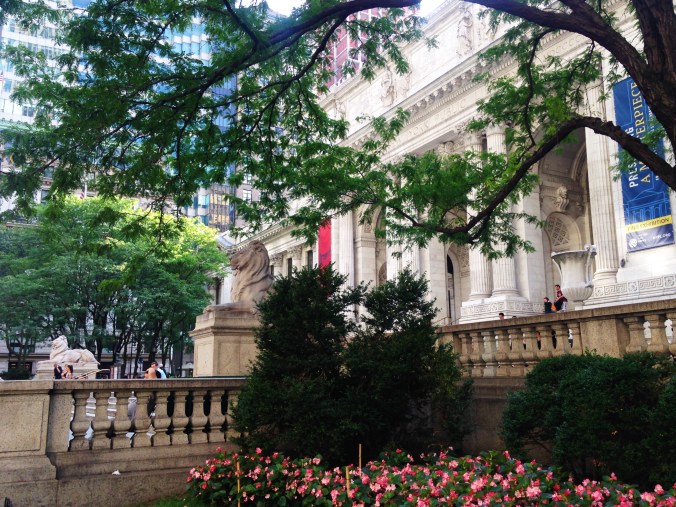 Biblioteca Pública de Nova York, rodeada de jardins, oferece aulas de inglês gratuitas. Foto: Débora Costa e Silva